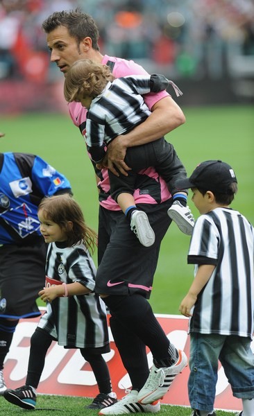 Đội trưởng Del Piero dắt theo những đứa con của mình và ăn mừng trên SVĐ